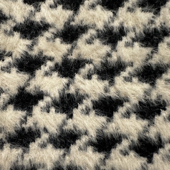 NWOT Women’s Cyrus Black & White Shaggy Fuzzy Houndstooth Crew Neck Sweater. Lg - Picture 9 of 10